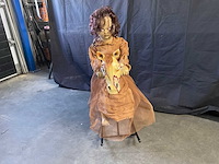 Halloween animatronic kind op hobbelpaard