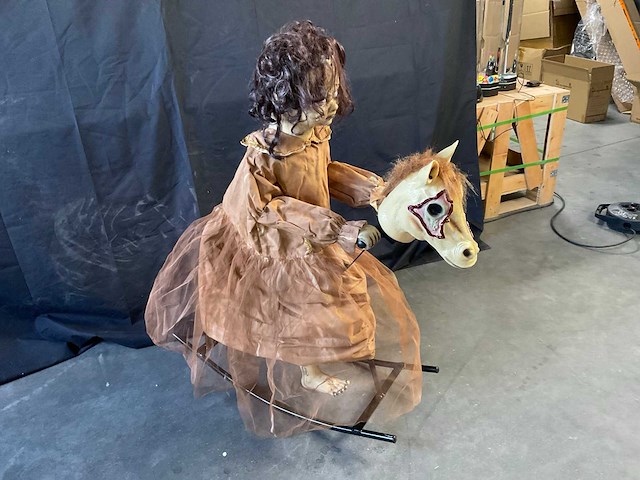 Halloween animatronic kind op hobbelpaard - afbeelding 5 van  5