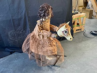 Halloween animatronic kind op hobbelpaard - afbeelding 5 van  5
