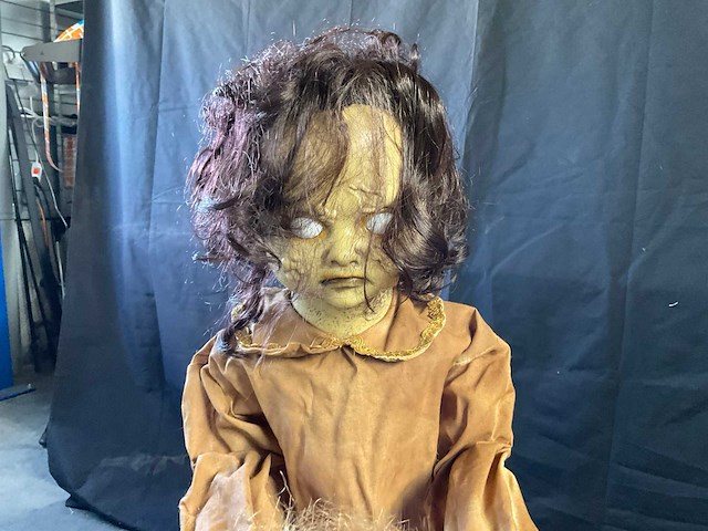 Halloween animatronic kind op hobbelpaard - afbeelding 2 van  4