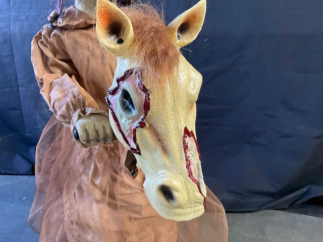Halloween animatronic kind op hobbelpaard - afbeelding 3 van  4