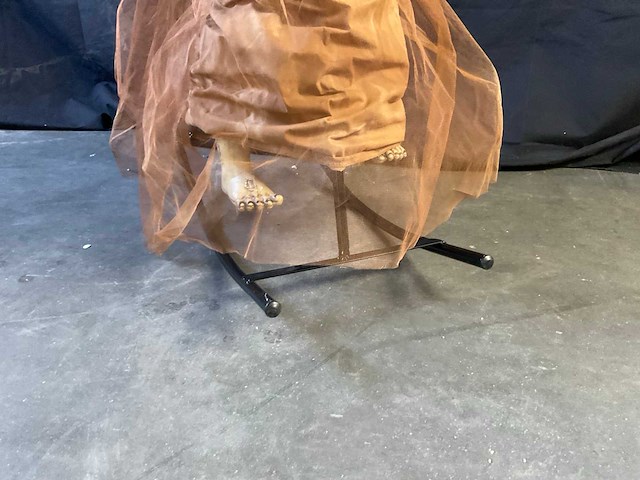 Halloween animatronic kind op hobbelpaard - afbeelding 4 van  4