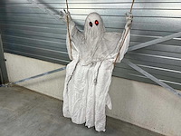 Halloween animatronic spook in schommel - afbeelding 1 van  4