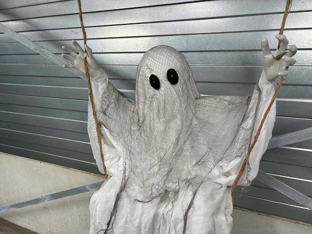 Halloween animatronic spook in schommel - afbeelding 3 van  4