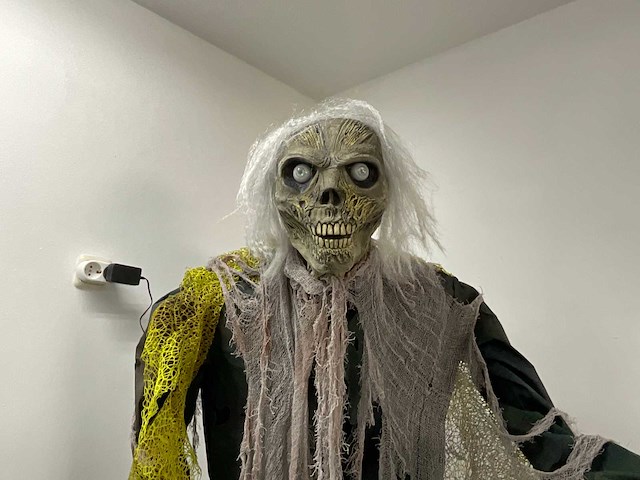Halloween animatronic zombie - afbeelding 4 van  6