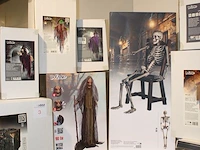 Halloween figuren in 15 dozen. diverse figuren skelet, piratenkist en hangende decoraties - afbeelding 3 van  8