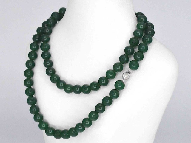 Halsketting met jade edelsteen en een diamanten sluiting - afbeelding 1 van  9