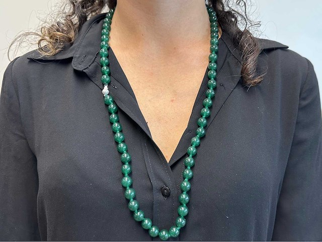 Halsketting met jade edelsteen en een diamanten sluiting - afbeelding 2 van  9