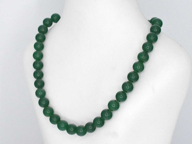 Halsketting met jade edelsteen en een diamanten sluiting - afbeelding 5 van  9