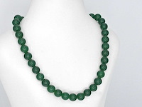Halsketting met jade edelsteen en een diamanten sluiting - afbeelding 6 van  9