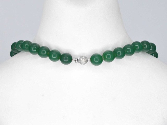 Halsketting met jade edelsteen en een diamanten sluiting - afbeelding 7 van  9