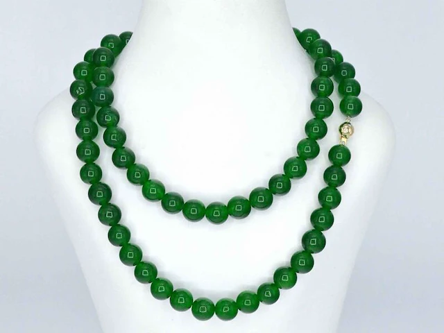 Halsketting met jade edelsteen en een gouden sluiting met diamant - afbeelding 1 van  10