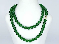 Halsketting met jade edelsteen en een gouden sluiting met diamant