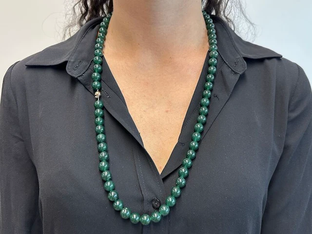 Halsketting met jade edelsteen en een gouden sluiting met diamant - afbeelding 3 van  10