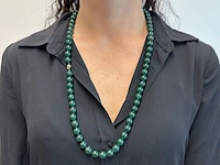 Halsketting met jade edelsteen en een gouden sluiting met diamant - afbeelding 3 van  10