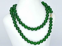 Halsketting met jade edelsteen en een gouden sluiting met diamant - afbeelding 4 van  10