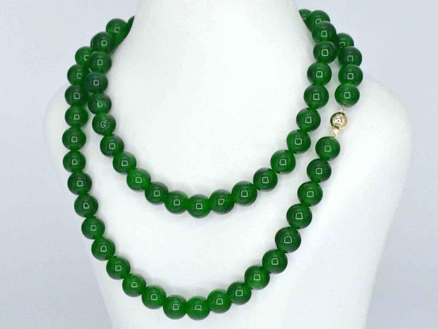 Halsketting met jade edelsteen en een gouden sluiting met diamant - afbeelding 5 van  10