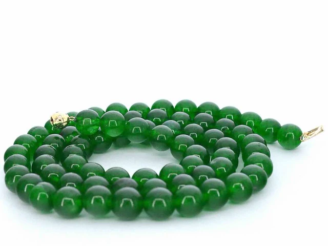 Halsketting met jade edelsteen en een gouden sluiting met diamant - afbeelding 8 van  10