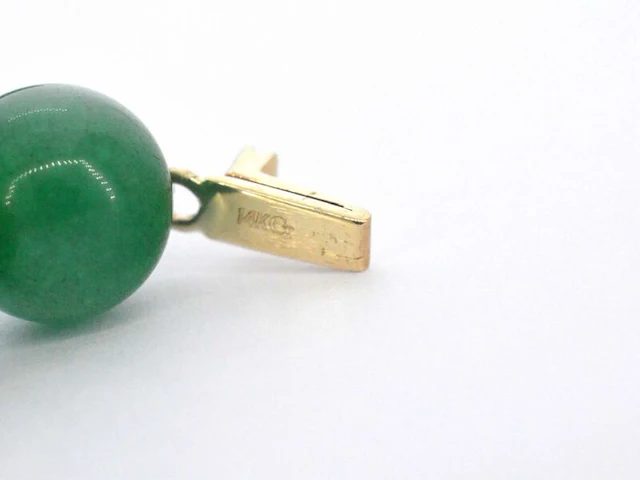 Halsketting met jade edelsteen en een gouden sluiting met diamant - afbeelding 9 van  10