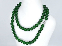 Halsketting met jade edelsteen en een witgouden sluiting met diamant - afbeelding 3 van  6