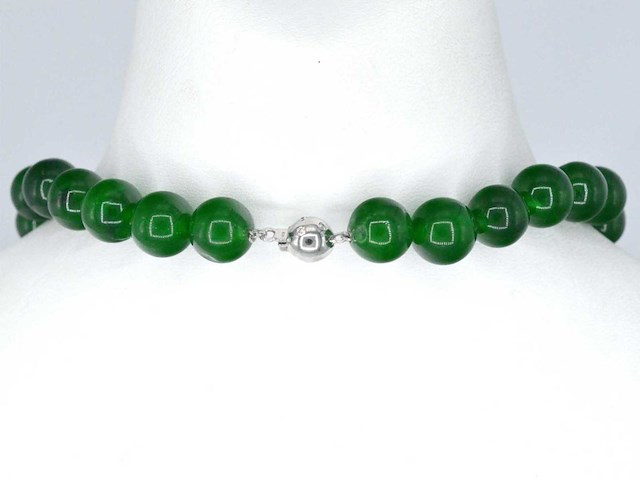 Halsketting met jade edelsteen en een witgouden sluiting met diamant - afbeelding 4 van  6