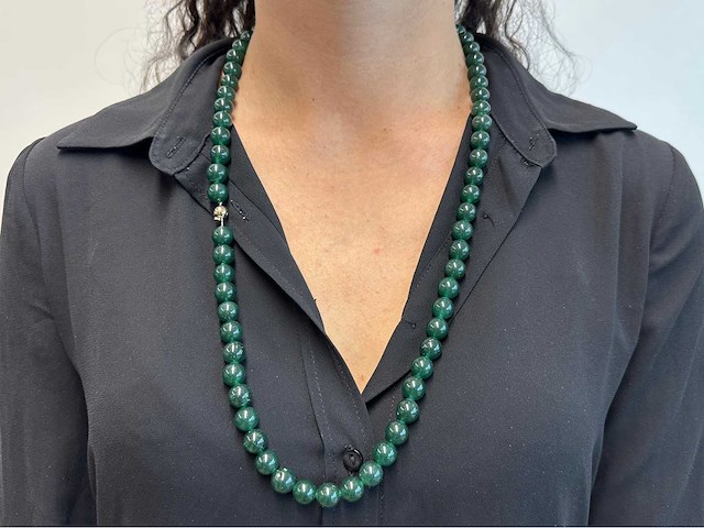 Halsketting met jade en gouden sluiting met diamant - afbeelding 2 van  9