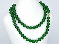 Halsketting met jade en gouden sluiting met diamant - afbeelding 4 van  9