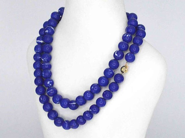 Halsketting met lapis lazuli edelsteen en een gouden sluiting met diamant - afbeelding 1 van  10