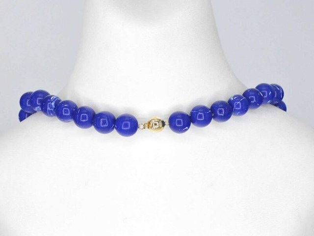 Halsketting met lapis lazuli edelsteen en een gouden sluiting met diamant - afbeelding 7 van  10