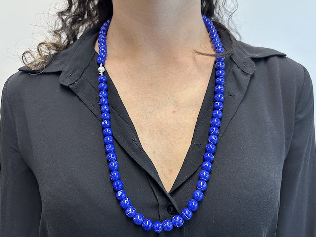 Halsketting met lapis lazuli edelsteen en een witgouden sluiting met diamant - afbeelding 4 van  11