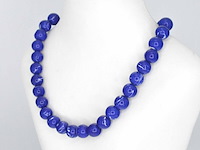 Halsketting met lapis lazuli edelsteen en een witgouden sluiting met diamant - afbeelding 6 van  11