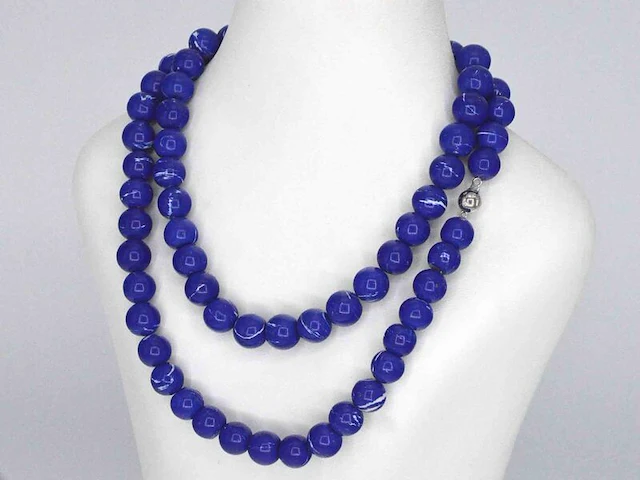 Halsketting met lapis lazuli edelsteen en een witgouden sluiting met diamant - afbeelding 1 van  9