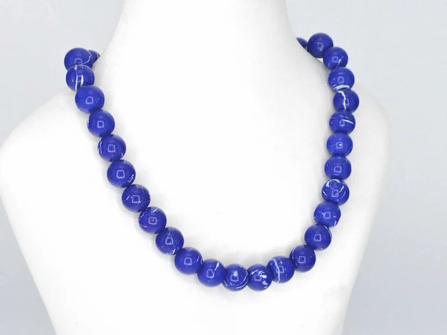 Halsketting met lapis lazuli edelsteen en een witgouden sluiting met diamant - afbeelding 5 van  9