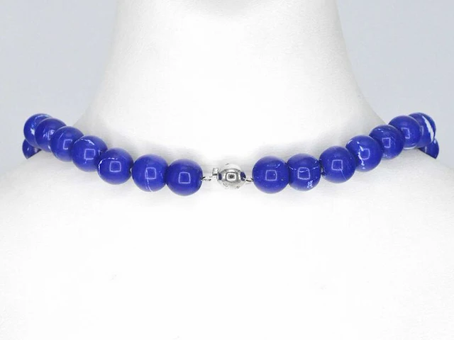 Halsketting met lapis lazuli edelsteen en een witgouden sluiting met diamant - afbeelding 6 van  9