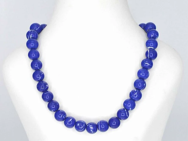 Halsketting met lapis lazuli edelsteen en een witgouden sluiting met diamant - afbeelding 8 van  9