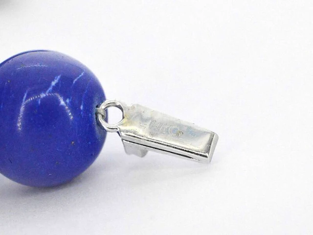 Halsketting met lapis lazuli edelsteen en een witgouden sluiting met diamant - afbeelding 9 van  9