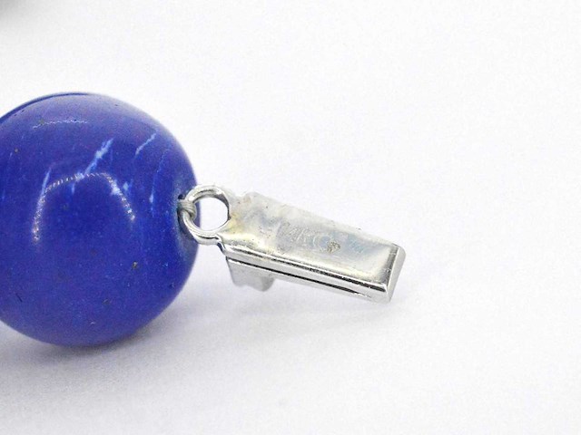 Halsketting met lapis lazuli en witgouden sluiting met diamant - afbeelding 2 van  10