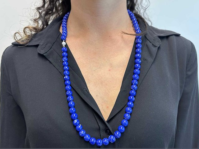 Halsketting met lapis lazuli en witgouden sluiting met diamant - afbeelding 3 van  10