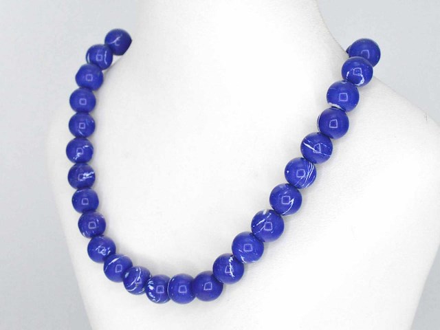 Halsketting met lapis lazuli en witgouden sluiting met diamant - afbeelding 6 van  10