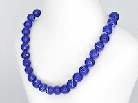 Halsketting met lapis lazuli en witgouden sluiting met diamant - afbeelding 6 van  10
