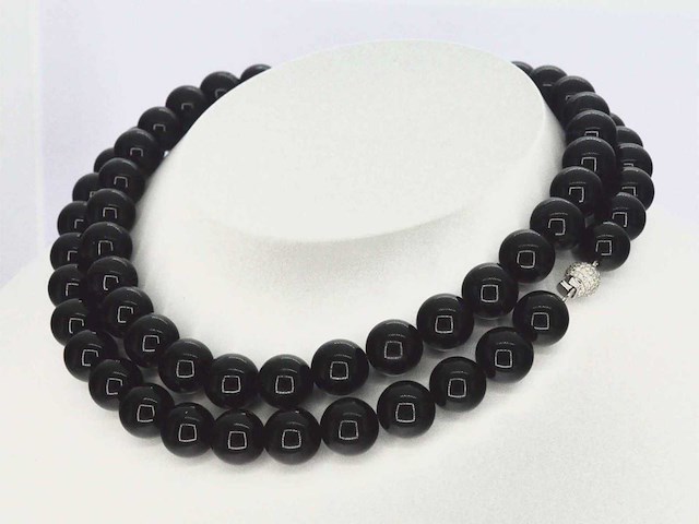 Halsketting met onix edelsteen en een witgouden sluiting met diamant - afbeelding 1 van  9