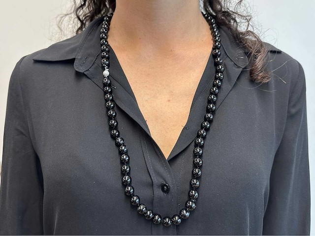 Halsketting met onix edelsteen en een witgouden sluiting met diamant - afbeelding 2 van  9