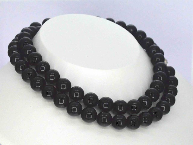 Halsketting met onix edelsteen en een witgouden sluiting met diamant - afbeelding 4 van  9