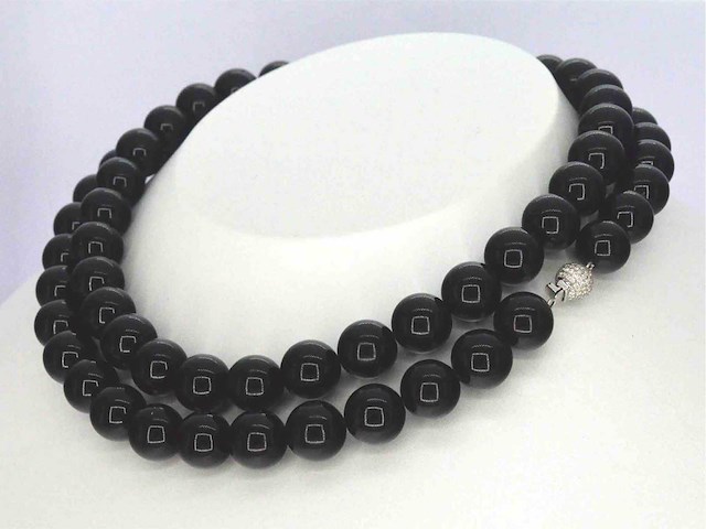 Halsketting met onix edelsteen en een witgouden sluiting met diamant - afbeelding 6 van  9