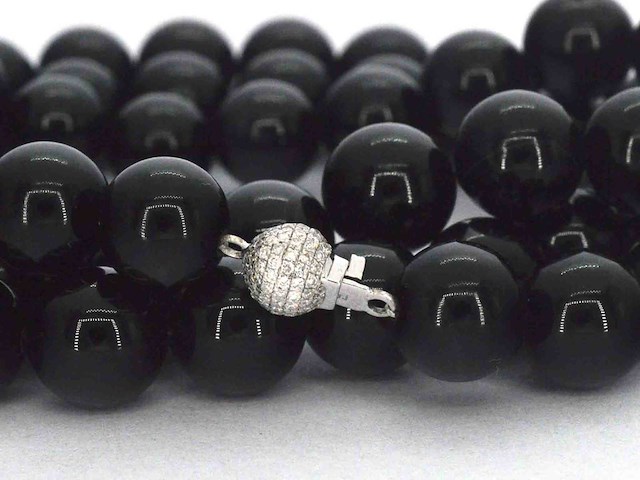 Halsketting met onix edelsteen en een witgouden sluiting met diamant - afbeelding 7 van  9