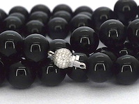 Halsketting met onix edelsteen en een witgouden sluiting met diamant - afbeelding 7 van  9