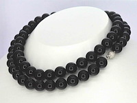 Halsketting met onix edelsteen en een witgouden sluiting met diamant - afbeelding 5 van  8