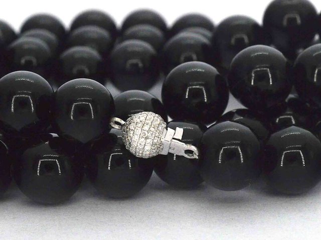 Halsketting met onix edelsteen en een witgouden sluiting met diamant - afbeelding 6 van  8