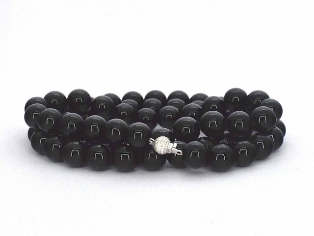 Halsketting met onix edelsteen en een witgouden sluiting met diamant - afbeelding 7 van  8