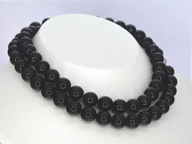 Halsketting met onix edelsteen en een witgouden sluiting met diamant - afbeelding 4 van  10